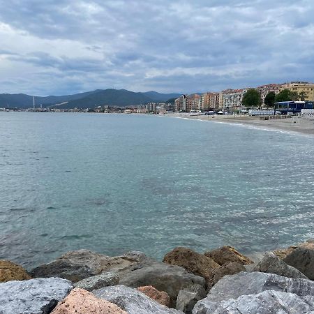 Отель Due Passi Dal Mare Савона Экстерьер фото