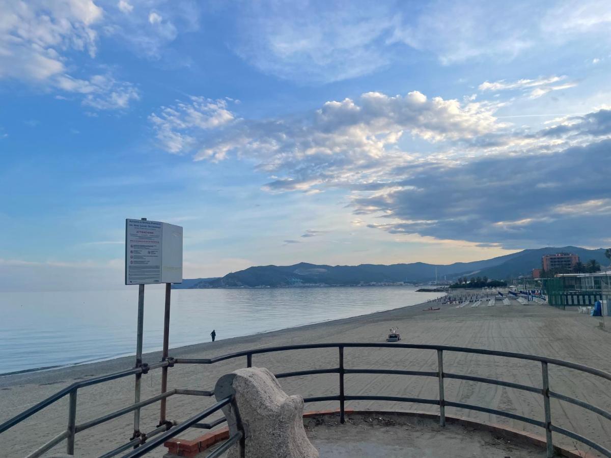 Отель Due Passi Dal Mare Савона Экстерьер фото