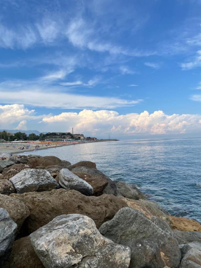 Отель Due Passi Dal Mare Савона Экстерьер фото
